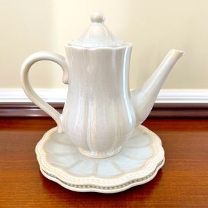 Tea/coffee pot with two matching small plates